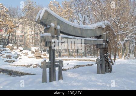 Magnifique arche architecturale et grandes pierres recouvertes de neige le parc de la ville en hiver Banque D'Images