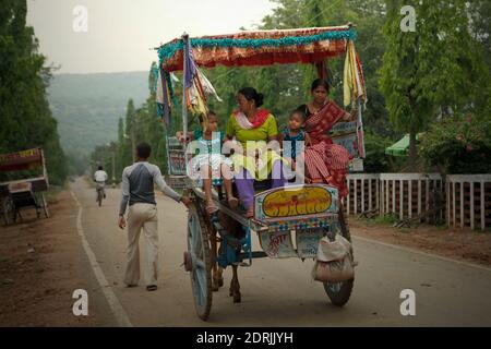 Un tanga (véhicule de location tiré par un cheval) transportant des passagers à Rajgir, Bihar, Inde. Banque D'Images