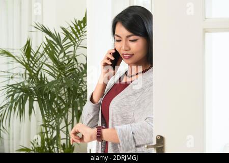 Jeune femme qui appelle au téléphone Banque D'Images