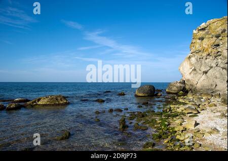 Une baie pittoresque entourée de rochers sur la mer d'Azov. Banque D'Images