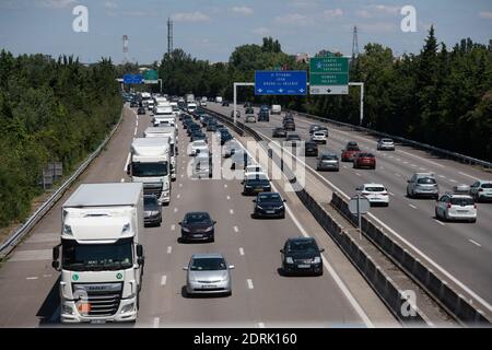 Valence (sud-est de la France) : circulation routière sur l'autoroute A7, week-end de galley pour les départs de vacances Banque D'Images