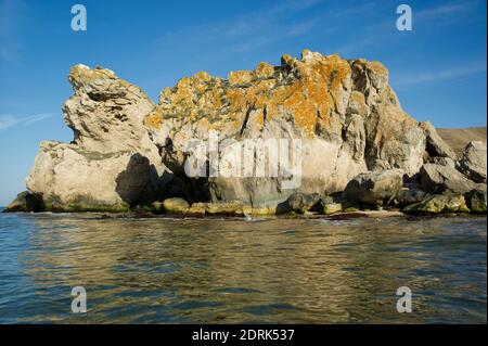 Une baie pittoresque entourée de rochers sur la mer d'Azov. Banque D'Images