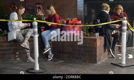 Glendale, États-Unis. 21 décembre 2020. Les clients de Noël de dernière minute sont vus à l'extérieur de la salle de restauration où les tables et les chaises ont été enlevées à la Glendale Galleria, à Glendale, en Californie, le dimanche 20 décembre 2020. Les consommateurs n'étaient pas autorisés à manger les aliments qu'ils ont achetés à l'intérieur selon L.A. Réglementations du pays. Photo de Jim Ruymen/UPI crédit: UPI/Alay Live News Banque D'Images