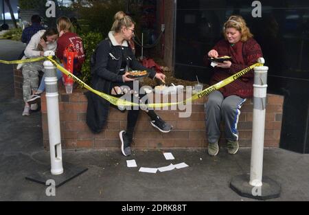 Glendale, États-Unis. 21 décembre 2020. Les clients de Noël de dernière minute sont vus à l'extérieur de la salle de restauration où les tables et les chaises ont été enlevées à la Glendale Galleria, à Glendale, en Californie, le dimanche 20 décembre 2020. Les consommateurs n'étaient pas autorisés à manger les aliments qu'ils ont achetés à l'intérieur selon L.A. Réglementations du pays. Photo de Jim Ruymen/UPI crédit: UPI/Alay Live News Banque D'Images