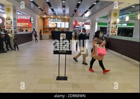 Glendale, États-Unis. 21 décembre 2020. Les clients de Noël de dernière minute sont vus dans la salle de restauration où les tables et les chaises ont été enlevées à la Glendale Galleria à Glendale, Californie, le dimanche 20 décembre 2020. Les consommateurs n'étaient pas autorisés à manger les aliments qu'ils ont achetés à l'intérieur selon L.A. Réglementations du pays. Photo de Jim Ruymen/UPI crédit: UPI/Alay Live News Banque D'Images