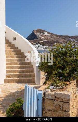 Vue sur les villas blanches de la station balnéaire populaire de l'île de Folegandros. Archipel des Cyclades, Grèce. Banque D'Images