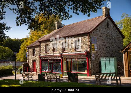 Royaume-Uni, pays de Galles, Cardiff, St Fagans, Musée national d’histoire, Gwalia Stores, originaire de William Llewellyn, de l’épicerie d’Ogmore Vale, à côté du public Banque D'Images