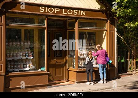 Royaume-Uni, pays de Galles, Cardiff, St Fagans, Musée national d'histoire, mère et enfant à l'extérieur de SIOP Losin, (sucrée) Banque D'Images