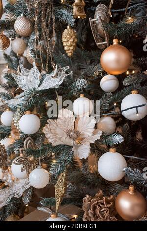 Noël cadre festif d'un arbre de Noël décoré avec différents jouets Banque D'Images