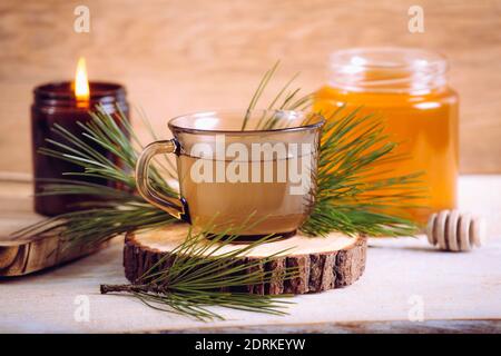 Infusion de thé de pin avec du miel. Branches d'arbre pour la décoration. Intérieur maison, sain plein de vitamine C. ensemble confortable. Banque D'Images