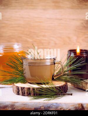 Infusion de thé de pin avec du miel. Branches d'arbre pour la décoration. Intérieur maison, sain plein de vitamine C. ensemble confortable. Banque D'Images