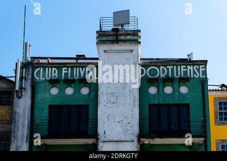 PORTO, PORTUGAL - 05 juillet 2019 : gros plan du bâtiment du Club Fluivial Portuense, fleuve Douro, Portugal, bâtiment super ancien Banque D'Images