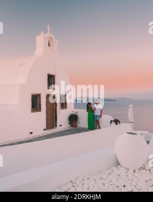 Île de Santorini Grèce, couple hommes et femme en vacances à l'île grecque de Santorini visitez le village blanc d'Oia Santorini. Grèce Banque D'Images