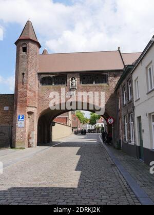 BRUGES, BELGIQUE - 10 mai 2019 : Belgique, Bruges, Zonnekemeers,10 mai 2019,128 p. M. vue sur la structure ecclésiastique historique en briques ressemblant à un pont. Banque D'Images