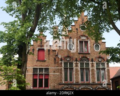 BRUGES, Belgique - 10 mai 2019: Belgique, Bruges, 10 mai 2019, 1.32 p. m, étage supérieur d'une maison de ville historique construite en brique rouge, le toit est construit moi Banque D'Images