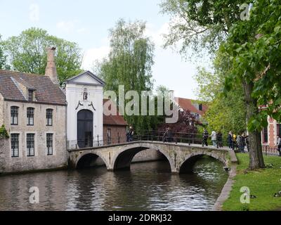 BRUGES, BELGIQUE - 10 mai 2019 : Belgique, Bruges, 10 mai 2019, 1.47 p. M. Pont sur un canal vers l'ancienne maison pauvre en 1776. Le bâtiment est en quar Banque D'Images