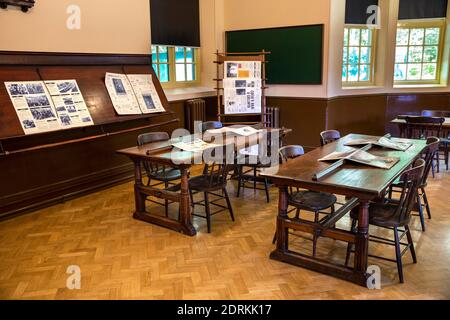 Royaume-Uni, pays de Galles, Cardiff, St Fagans, Musée national d’histoire, 1917 Oakdale Workmen’s Institute, salle de lecture intérieure Banque D'Images