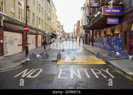 Vue sur une vieille rue déserte de Compton Street à Soho. Londres a imposé des restrictions encore plus sévères à mesure que les cas se sont déclarés et qu’une nouvelle souche de COVID-19 émerge dans la capitale et dans le sud-est de l’Angleterre. Banque D'Images