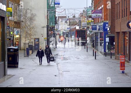 Maidstone, Kent, Royaume-Uni. 21 décembre 2020. Le lundi avant Noël dans le centre-ville - presque tous les magasins ont fermé le jour d'un gris humide dans la ville de Kent avec l'un des taux d'infection les plus élevés du pays. Week Street - la principale rue commerçante de la ville crédit: Phil Robinson/Alay Live News Banque D'Images