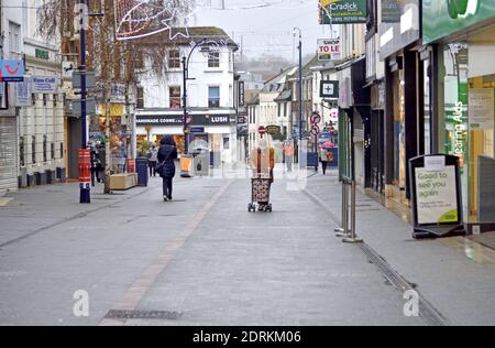 Maidstone, Kent, Royaume-Uni. 21 décembre 2020. Le lundi avant Noël dans le centre-ville - presque tous les magasins ont fermé le jour d'un gris humide dans la ville de Kent avec l'un des taux d'infection les plus élevés du pays. Week Street - la principale rue commerçante de la ville crédit: Phil Robinson/Alay Live News Banque D'Images