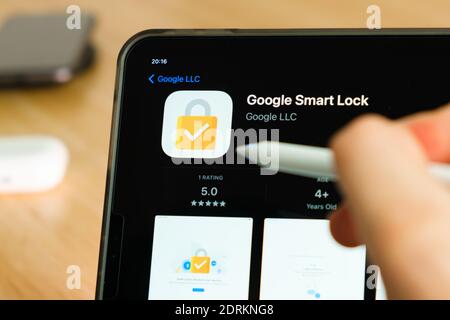 Logo Google Smart Lock affiché au crayon Apple sur l'écran de la tablette iPad Pro. Homme utilisant l'application sur la tablette. Décembre 2020, San Francisco, États-Unis. Banque D'Images