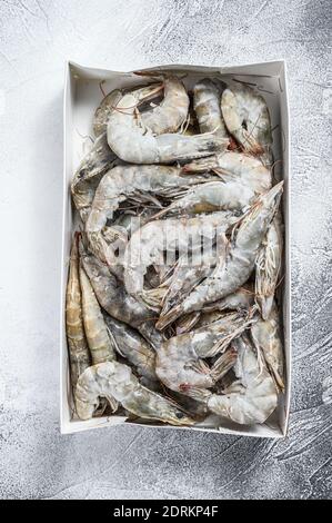 Crevettes géantes, crevettes dans un pack de vente au détail. Arrière-plan blanc. Vue de dessus. Banque D'Images