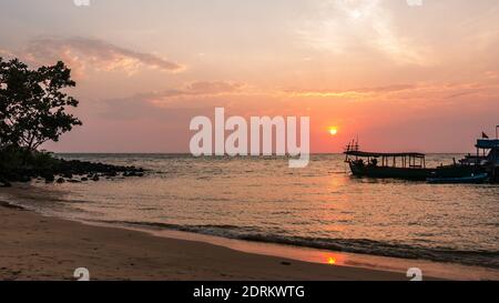 Le coucher du soleil à Lazy Beach sur Koh Rong Samleom Banque D'Images