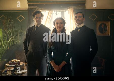 HENRY CAVILL, SAM CLAFLIN et MILLIE BOBBY BROWN dans ENELA HOLMES (2020), réalisé par HARRY BRADBEER. CREDIT: NETFLIX/LEGENDAY ENTERTAINMENT/PCMA PROD/WARNER BROS / ALBUM Banque D'Images