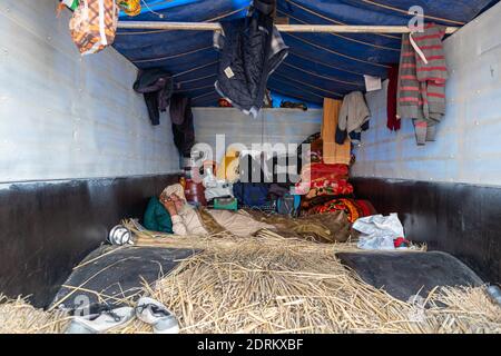 un agriculteur âgé se reposer pendant la manifestation dans son tramway à la frontière de delhi. Banque D'Images