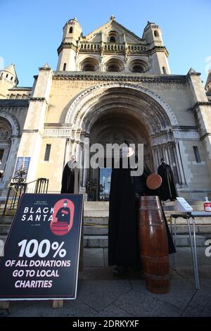 Belfast Black Santa sur la rue à St Anne Belfast Cathedral photo par Hugh Russell Banque D'Images