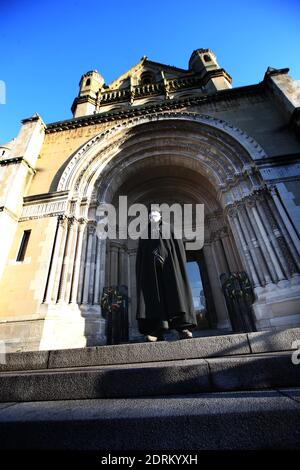 Belfast Black Santa sur la rue à St Anne Belfast Cathedral photo par Hugh Russell Banque D'Images