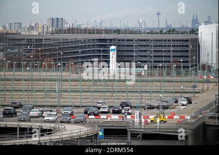 Cologne, Allemagne. 21 décembre 2020. Les parkings à l'extérieur de l'aéroport de Cologne/Bonn sont presque vides. Seuls quelques vols atterrissez et décollés dans les jours précédant Noël. Credit: Henning Kaiser/dpa/Alay Live News Banque D'Images