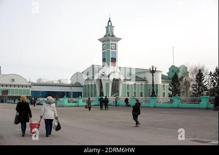 Pavillon suburbain avec tour d'horloge (2006) sur la place de la gare de la gare principale de la ville (1939) par une journée de printemps nuageux. Banque D'Images