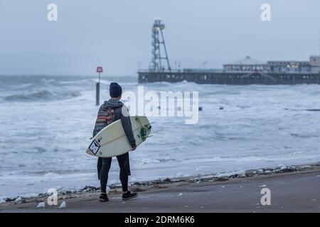 Bournemouth, Dorset. 11 novembre 2014 UNE journée froide et humide de novembre sur la plage près de Bournemouth Pier. 11 novembre 2014. Photo: Neil Turner Banque D'Images