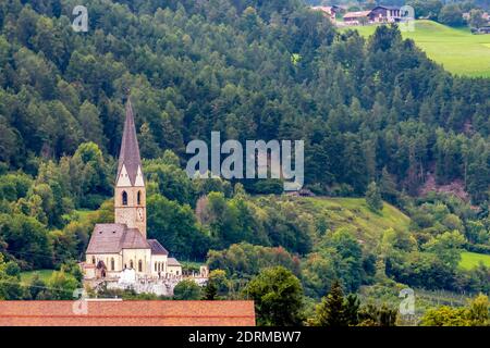 L'église de San Giorgio à Agumes et ses environs, vue de Prato allo Stelvio, Tyrol du Sud, Italie Banque D'Images