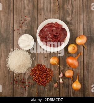 Une vue de dessus des ingrédients pour faire du foie de poulet avec riz et haricots Banque D'Images