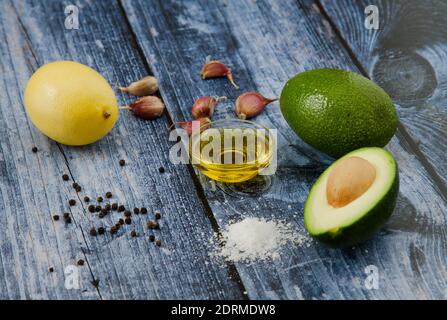 Un gros plan d'ingrédients pour faire de la sauce à l'avocat Banque D'Images