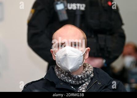 Magdebourg, Allemagne. 21 décembre 2020. Le défendeur Stephan Balliet siège dans la salle d'audience du tribunal de district le 26e jour du procès. Credit: Hendrik Schmidt/dpa-Zentralbild-POOL/dpa/Alay Live News Banque D'Images