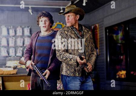 ZOMBIELAND 2009 Sony Pictures sort le film avec Jesse Eisenberg à gauche et Woody Harrelson. Banque D'Images