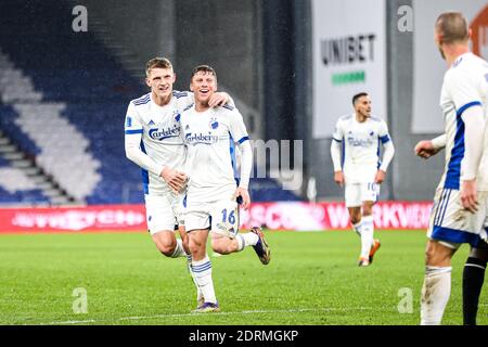 Copenhague, Danemark. 20 décembre 2020. PEP Biel (16) du FC Copenhagen marque et célèbre avec son coéquipier Jens Stage (6) lors du match 3F Superliga entre le FC Copenhagen et Odense Boldklub à Parken, Copenhague. (Crédit photo : Gonzales photo/Alamy Live News Banque D'Images