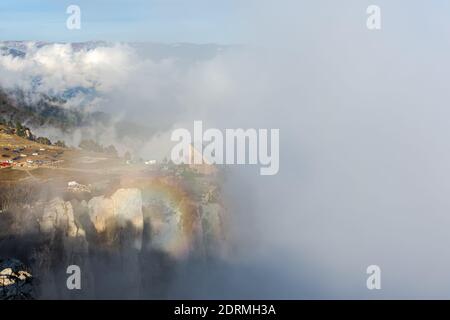 Brocken Ghost sur ai-Petri Crimée le 29 novembre 2020. Un phénomène naturel inhabituel avec l'ombre d'une personne et une aura autour de lui. Voyage à rus Banque D'Images