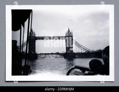 Photographie d'une empreinte de Tower Bridge en 1957 qui a été prise avec un appareil photo Brownie 127. Banque D'Images