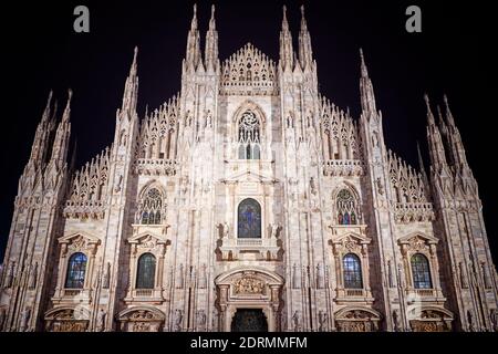 Milan, Italie - 15 décembre 2020 : vue nocturne de la cathédrale Duomo. Banque D'Images