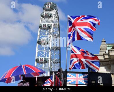 Londres, Royaume-Uni. 08 septembre 2019. À côté de la grande roue, connue sous le nom de london Eye, les drapeaux de la Grande-Bretagne volent. Credit: Waltraud Grubitzsch/dpa-Zentralbild/ZB/dpa/Alay Live News Banque D'Images