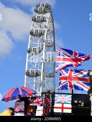 Londres, Royaume-Uni. 08 septembre 2019. À côté de la grande roue, connue sous le nom de london Eye, les drapeaux de la Grande-Bretagne volent. Credit: Waltraud Grubitzsch/dpa-Zentralbild/ZB/dpa/Alay Live News Banque D'Images