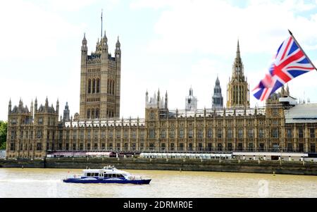 Londres, Royaume-Uni. 08 septembre 2019. Les drapeaux de la Grande-Bretagne survolent devant et au-dessus du palais de Westminster. Credit: Waltraud Grubitzsch/dpa-Zentralbild/ZB/dpa/Alay Live News Banque D'Images