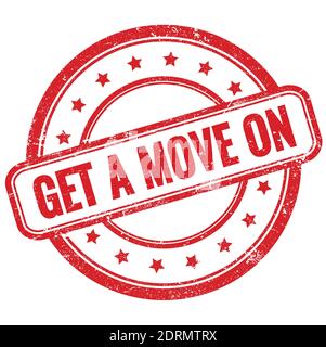 METTEZ-VOUS EN MOUVEMENT sur le texte sur le timbre rond en caoutchouc rouge vintage grundy. Banque D'Images