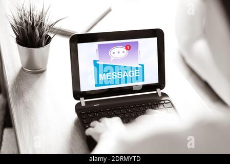 Écran d'ordinateur portable affichant un concept de message Banque D'Images