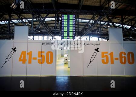 Berlin, Allemagne. 21 décembre 2020. Vue sur les cabines de vaccination du nouveau centre de vaccination de l'Arena Berlin. Credit: Hannibal Hanschke/Reuters/Pool/dpa/Alamy Live News Banque D'Images