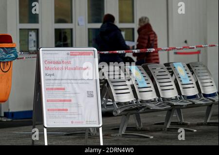 Cologne, Allemagne. 21 décembre 2020. Seuls quelques voyageurs ont testé eux-mêmes le coronavirus au centre de test de l'aéroport de Cologne/Bonn. Credit: Henning Kaiser/dpa/Alay Live News Banque D'Images